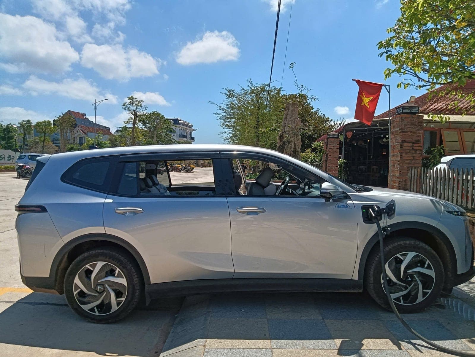 Xe Limo Green đang sạc điện tại trạm sạc